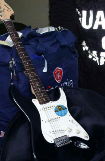 Illustration for article titled Guitar Captured with Enough Coke Stashed Aboard to Take Us All to Electric Ladyland